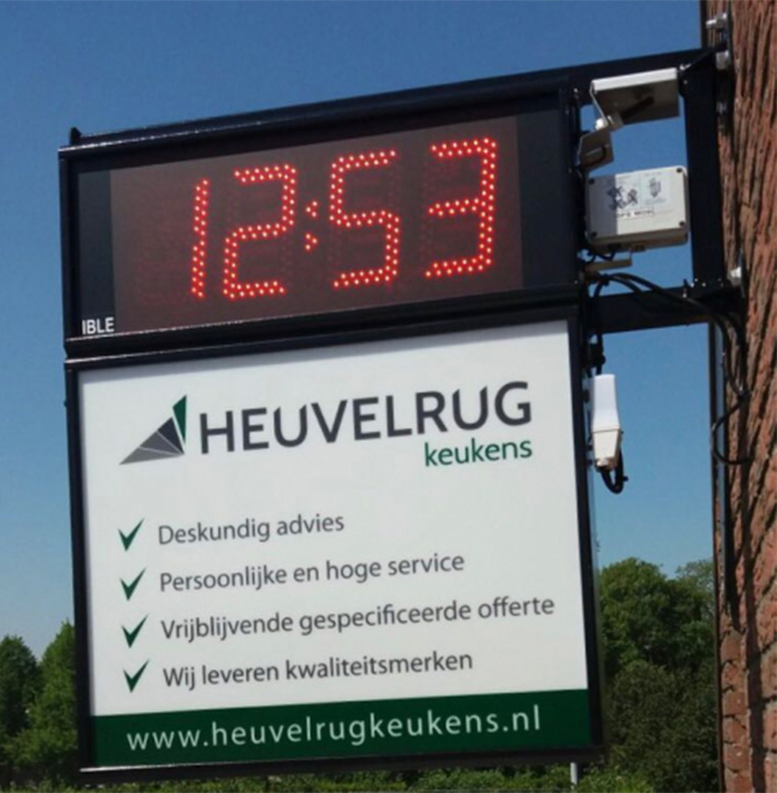 Klok met reclame