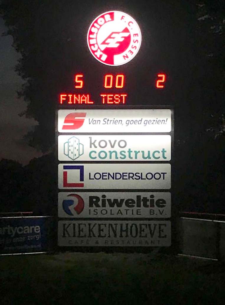 Scorebord met sponsoren