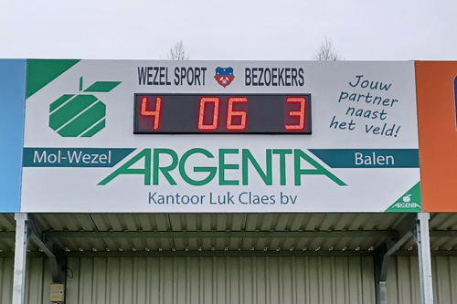 Scorebord op tribune